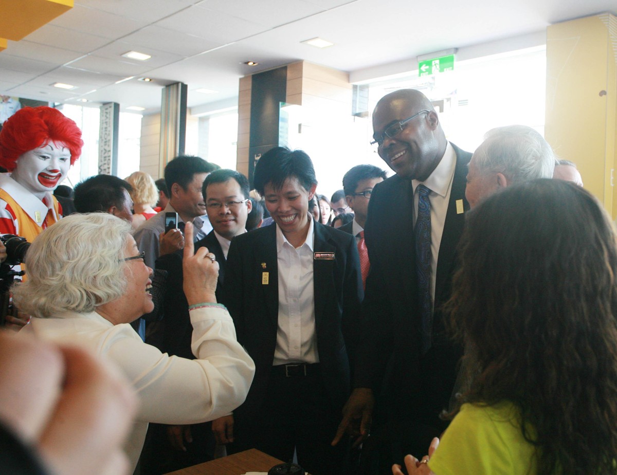 Hình ảnh đáng chú ý của Chủ tịch McDonald’s tại Việt Nam ảnh 4 Hình ảnh đáng chú ý của Chủ tịch McDonald’s tại Việt Nam ảnh 4